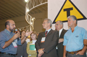 O governador Roberto Requi�o assinou o decreto que regulamenta a Lei de Rotulagem nos produtos e ingredientes que cont�m transg�nicos e o decreto que estabelece crit�rios ambientais nas licita��es. Da esq. para a dir.: S�rgio Leit�o do Greenpeace, o vice-governador e secret�rio da Agricultura Orlando Pessuti, o presidente da Claspar Eduardo Baggio e o governador Roberto Requi�o. Foto: Julio Covello-SECS